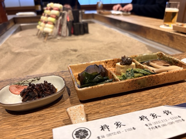 前菜と囲炉裏の串焼き